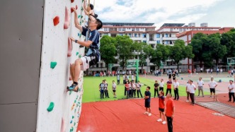 国家攀岩集训队一行到南安市第一中学推广攀岩运动